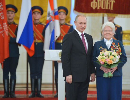 President Putin awards medals in the Kremlin to WWII veterans