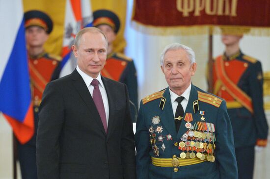 President Putin awards medals in the Kremlin to WWII veterans