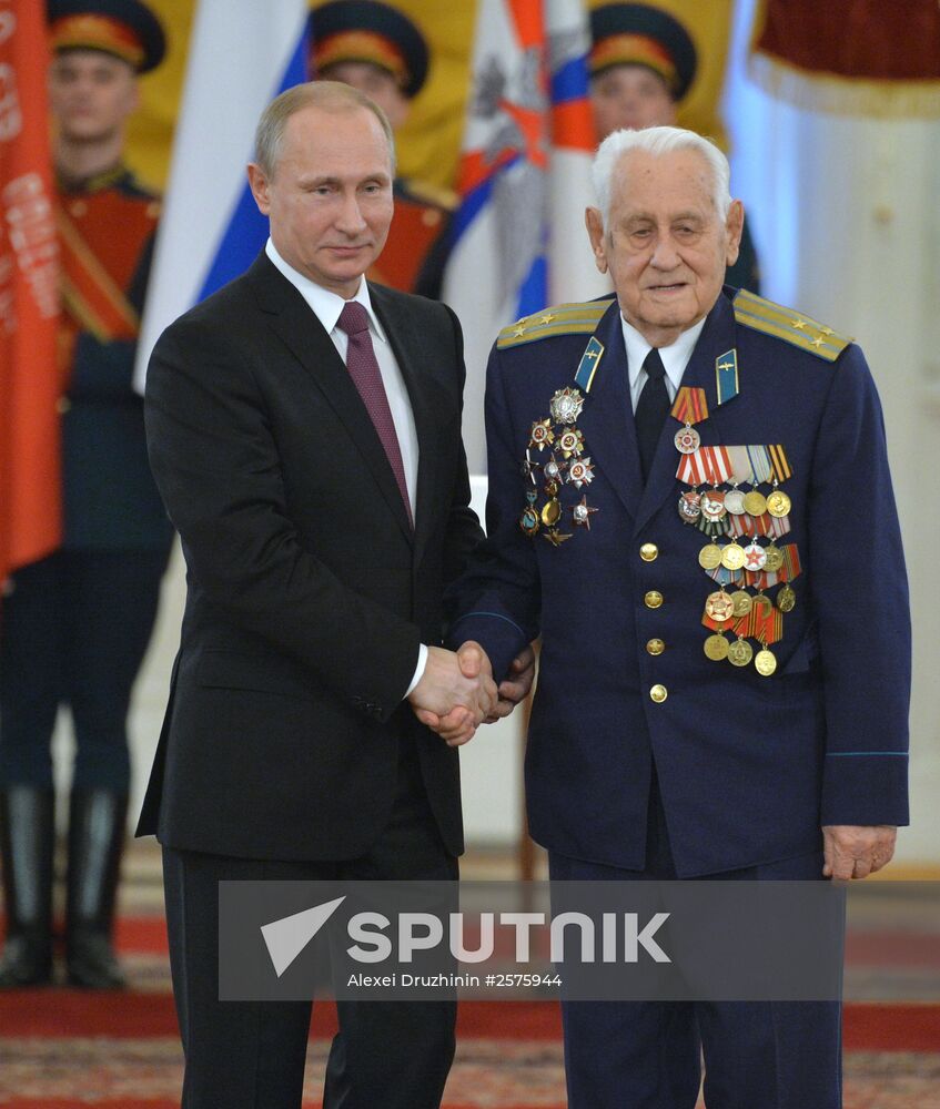President Putin awards medals in the Kremlin to WWII veterans
