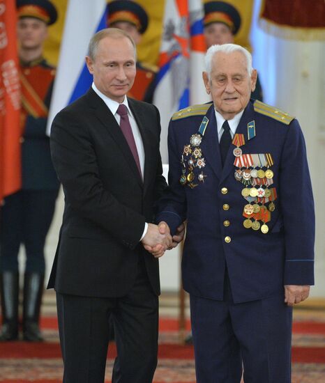 President Putin awards medals in the Kremlin to WWII veterans