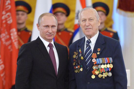 President Putin awards medals in the Kremlin to WWII veterans