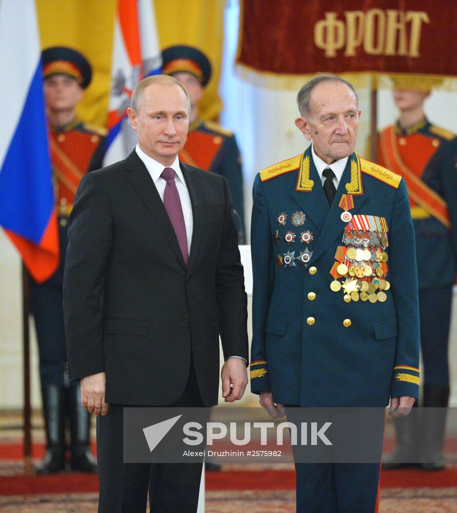 President Putin awards medals in the Kremlin to WWII veterans