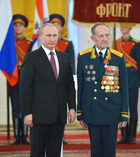 President Putin awards medals in the Kremlin to WWII veterans