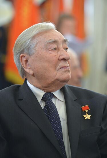 President Putin awards medals to veterans of Great Patriotic War in Kremlin