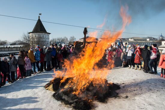 Maslenitsa celebration in Yuryevo-Polskoye
