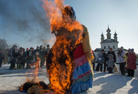 Maslenitsa celebration in Yuryevo-Polskoye