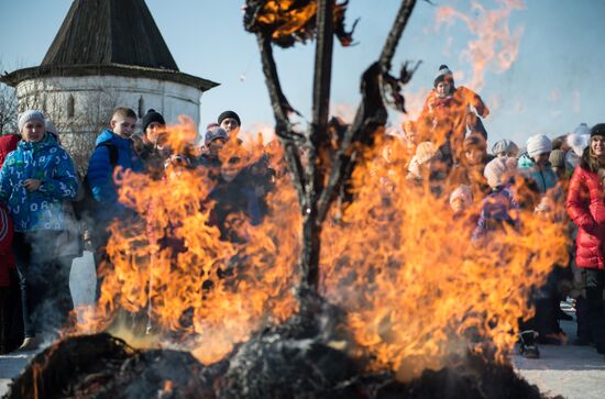 Maslenitsa celebration in Yuryevo-Polskoye