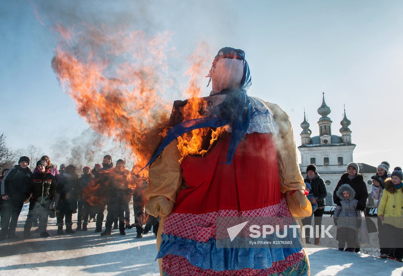Maslenitsa celebration in Yuryevo-Polskoye