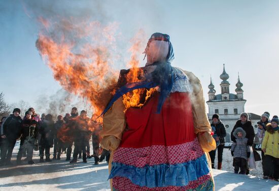 Maslenitsa celebration in Yuryevo-Polskoye