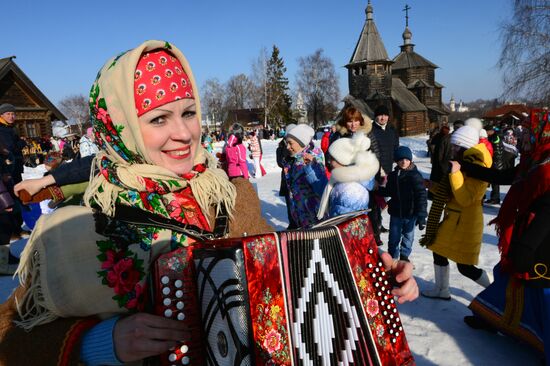 Maslenitsa festival in Suzdal