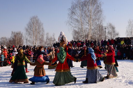 Maslenitsa festival in Suzdal