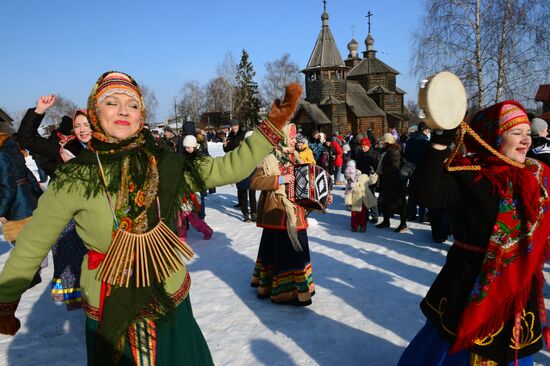 Maslenitsa festival in Suzdal