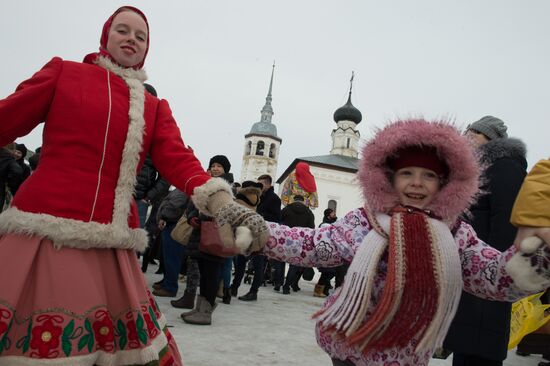 Celebrating Pancake Week in Suzdal