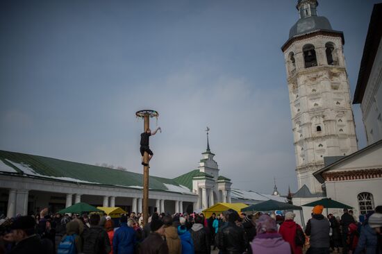 Celebrating Pancake Week in Suzdal