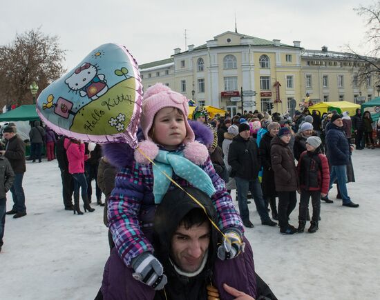 Celebrating Pancake Week in Suzdal