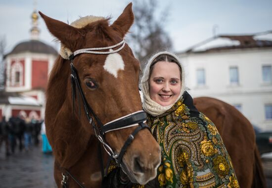 Celebrating Pancake Week in Suzdal