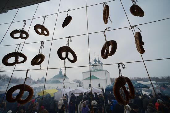 Celebrating Pancake Week in Suzdal
