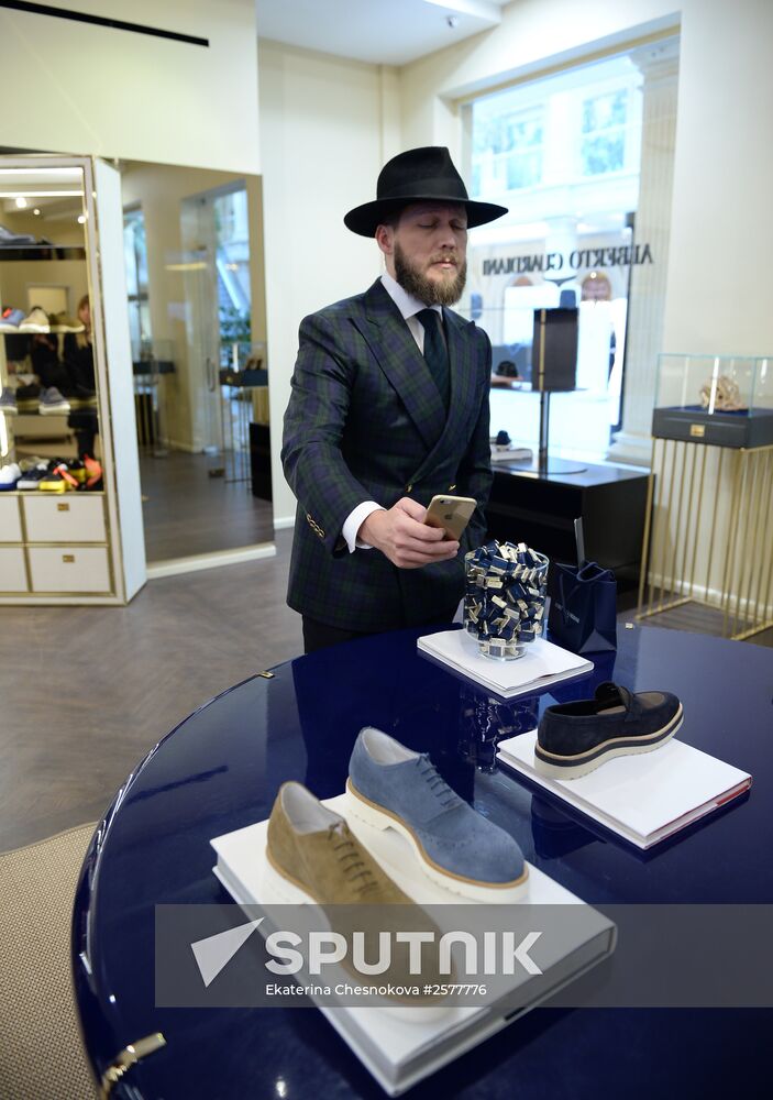 Cocktail party marks Alberto Guardiani boutique opening