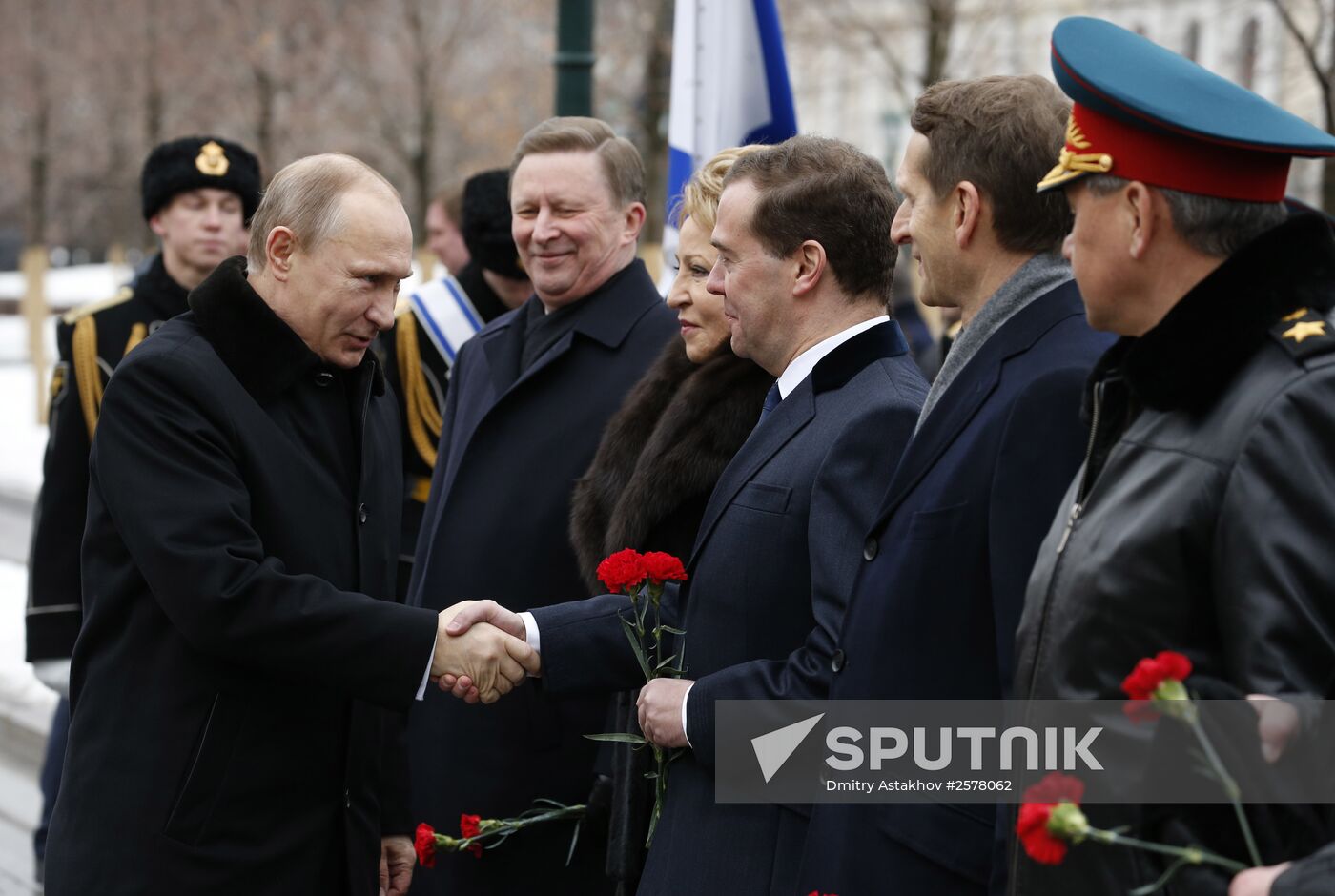 Russian President Vladimir Putin and Prime Minister Dmitry Medvedev lay wreath at Unknown Soldier's Tomb