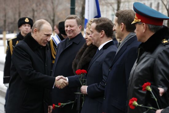 Russian President Vladimir Putin and Prime Minister Dmitry Medvedev lay wreath at Unknown Soldier's Tomb