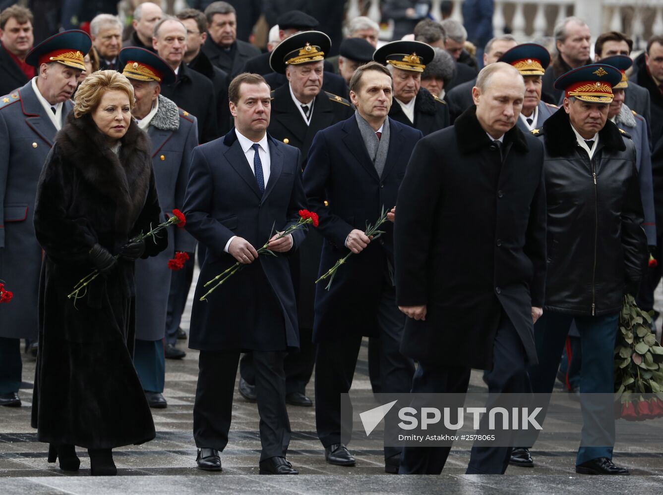 Russian President Vladimir Putin and Prime Minister Dmitry Medvedev lay wreath at Unknown Soldier's Tomb