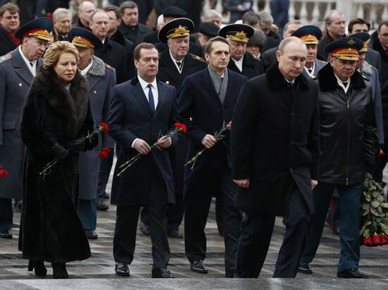 Russian President Vladimir Putin and Prime Minister Dmitry Medvedev lay wreath at Unknown Soldier's Tomb