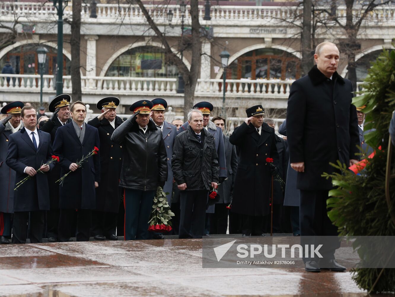 Russian President Vladimir Putin and Prime Minister Dmitry Medvedev lay wreath at Unknown Soldier's Tomb