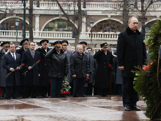 Russian President Vladimir Putin and Prime Minister Dmitry Medvedev lay wreath at Unknown Soldier's Tomb