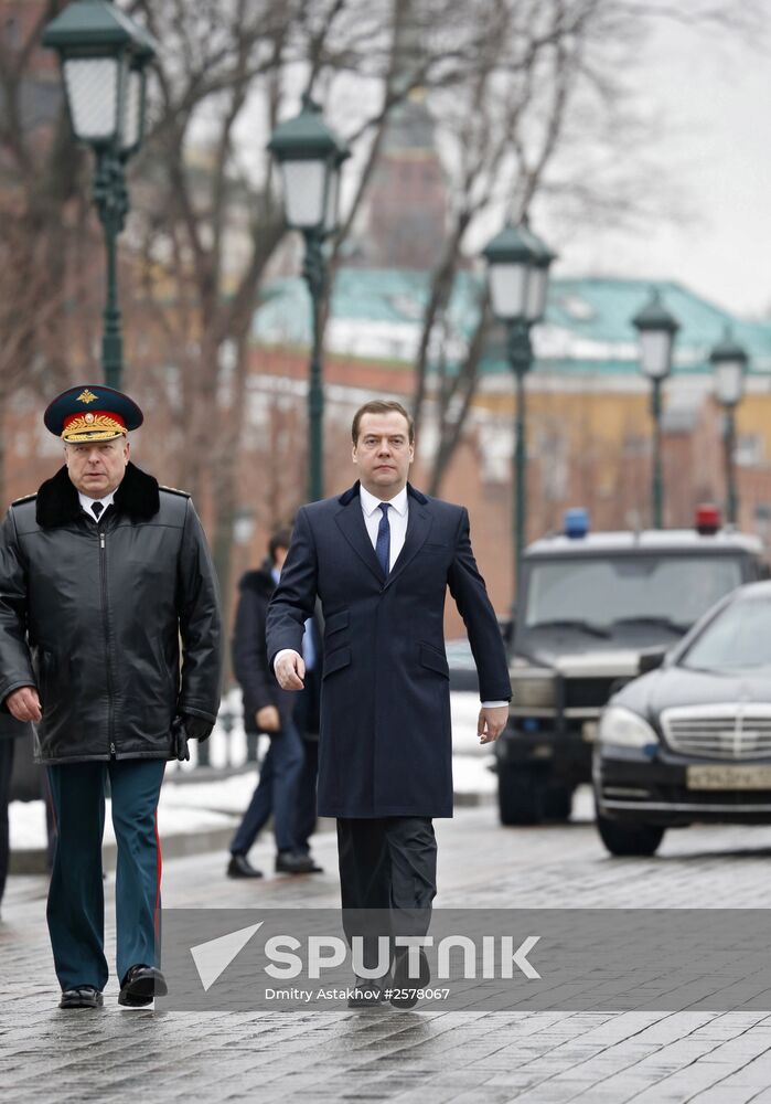 Russian President Vladimir Putin and Prime Minister Dmitry Medvedev lay wreath at Unknown Soldier's Tomb