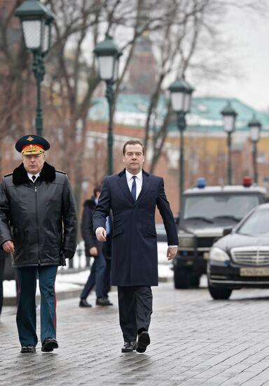 Russian President Vladimir Putin and Prime Minister Dmitry Medvedev lay wreath at Unknown Soldier's Tomb