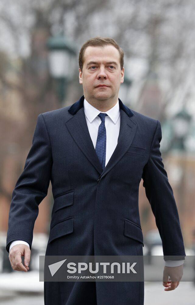 Russian President Vladimir Putin and Prime Minister Dmitry Medvedev lay wreath at Unknown Soldier's Tomb