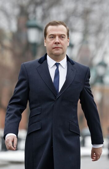 Russian President Vladimir Putin and Prime Minister Dmitry Medvedev lay wreath at Unknown Soldier's Tomb