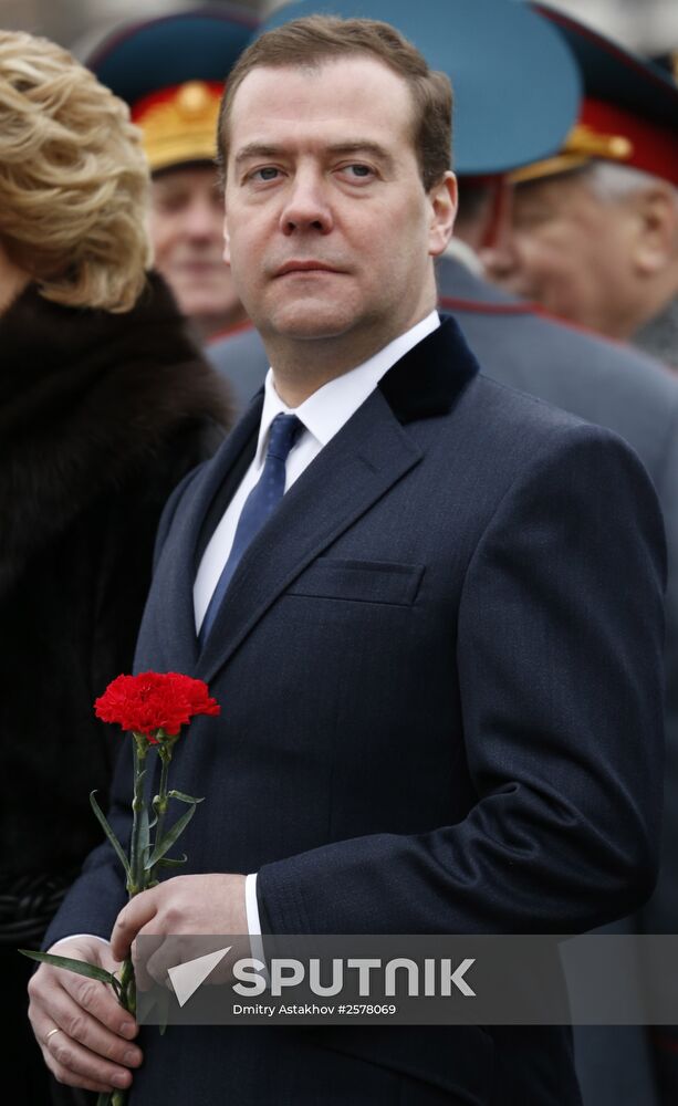 Russian President Vladimir Putin and Prime Minister Dmitry Medvedev lay wreath at Unknown Soldier's Tomb