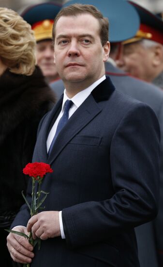 Russian President Vladimir Putin and Prime Minister Dmitry Medvedev lay wreath at Unknown Soldier's Tomb