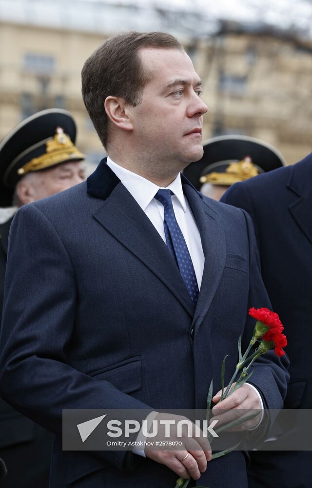 Russian President Vladimir Putin and Prime Minister Dmitry Medvedev lay wreath at Unknown Soldier's Tomb