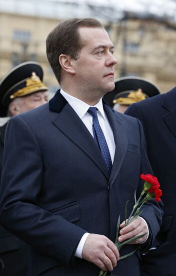 Russian President Vladimir Putin and Prime Minister Dmitry Medvedev lay wreath at Unknown Soldier's Tomb