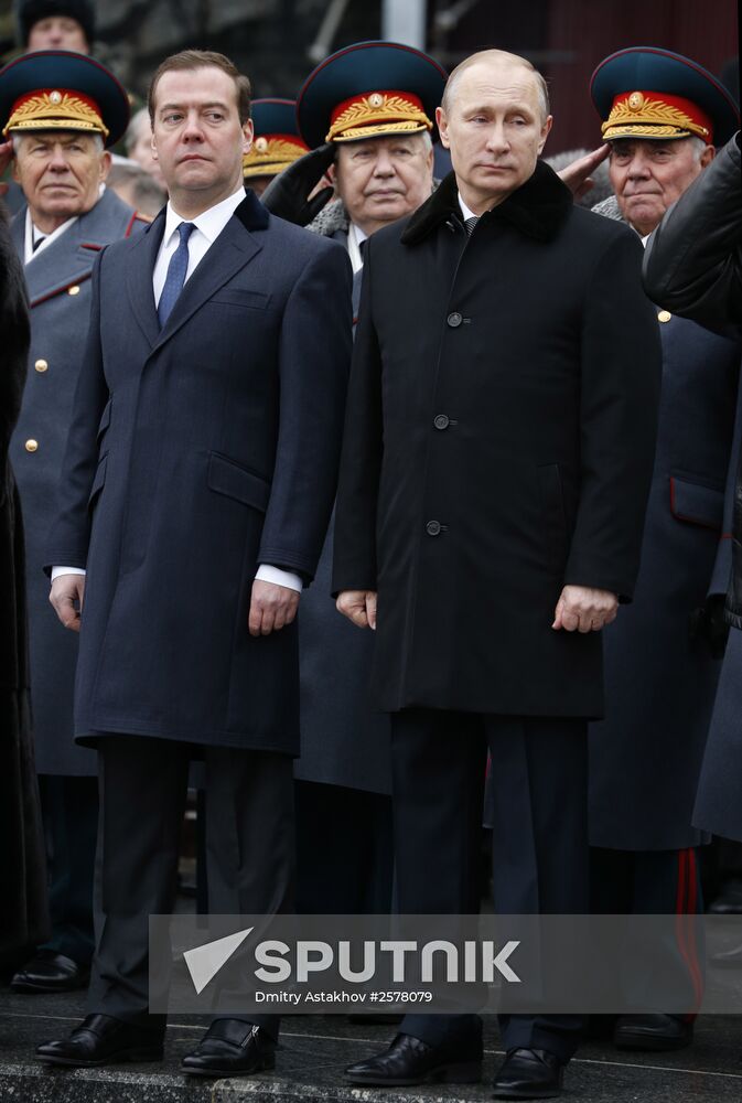 Russian President Vladimir Putin and Prime Minister Dmitry Medvedev lay wreath at Unknown Soldier's Tomb