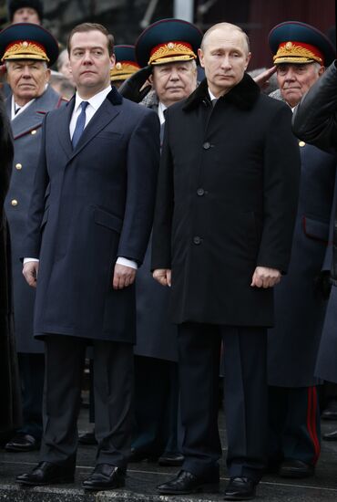 Russian President Vladimir Putin and Prime Minister Dmitry Medvedev lay wreath at Unknown Soldier's Tomb