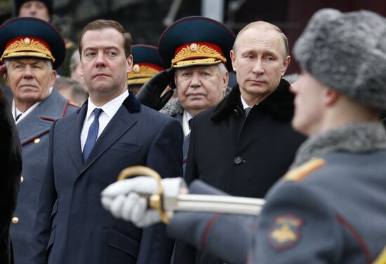 Russian President Vladimir Putin and Prime Minister Dmitry Medvedev lay wreath at Unknown Soldier's Tomb