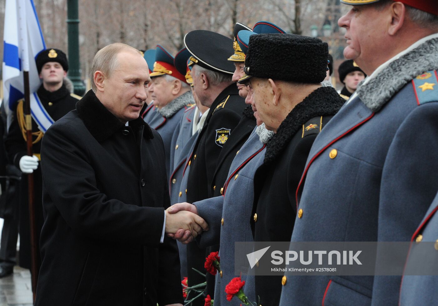 Russian President Vladimir Putin and Prime Minister Dmitry Medvedev lay wreath at Unknown Soldier's Tomb