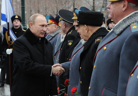 Russian President Vladimir Putin and Prime Minister Dmitry Medvedev lay wreath at Unknown Soldier's Tomb