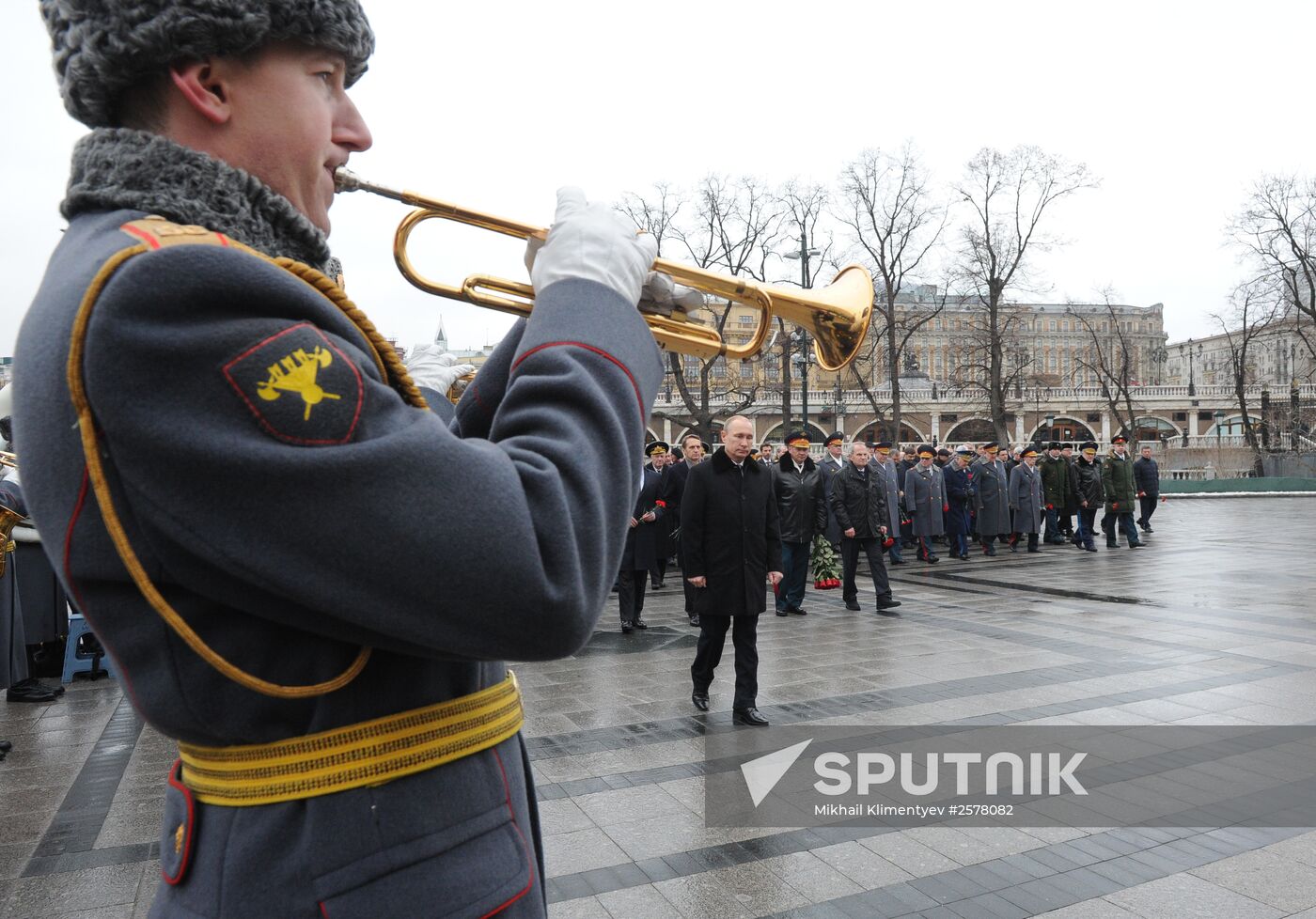 Russian President Vladimir Putin and Prime Minister Dmitry Medvedev lay wreath at Unknown Soldier's Tomb