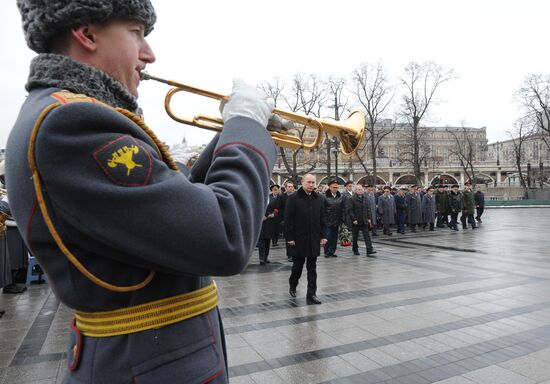 Russian President Vladimir Putin and Prime Minister Dmitry Medvedev lay wreath at Unknown Soldier's Tomb