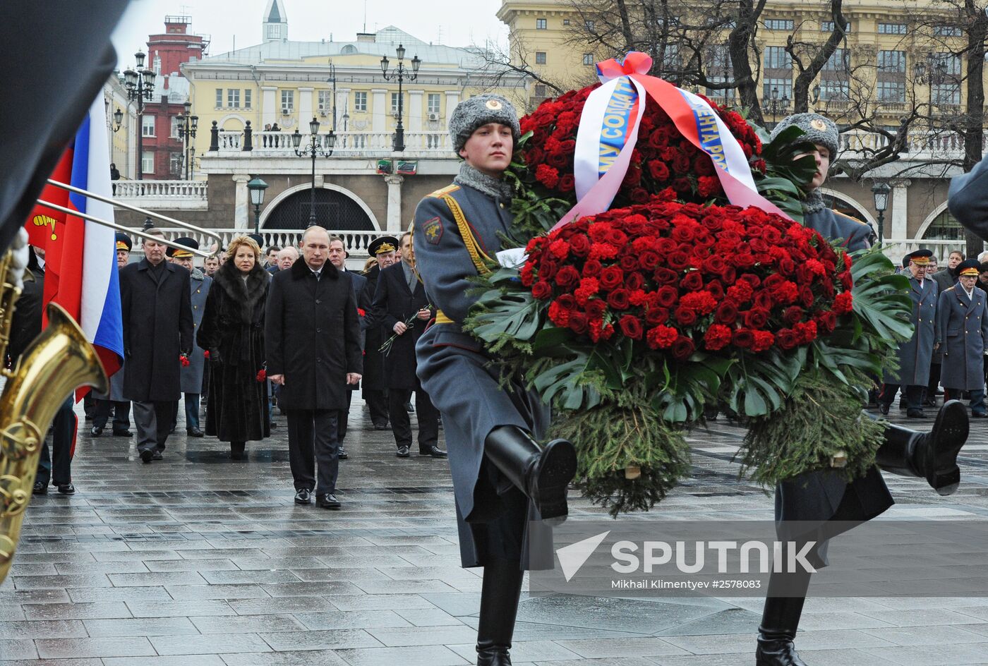Russian President Vladimir Putin and Prime Minister Dmitry Medvedev lay wreath at Unknown Soldier's Tomb