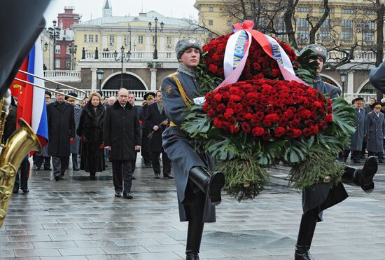 Russian President Vladimir Putin and Prime Minister Dmitry Medvedev lay wreath at Unknown Soldier's Tomb