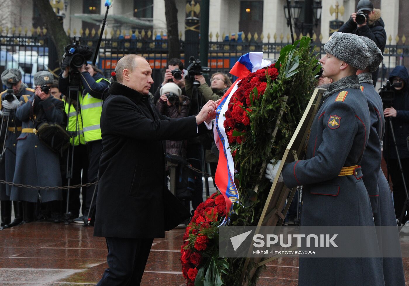 Russian President Vladimir Putin and Prime Minister Dmitry Medvedev lay wreath at Unknown Soldier's Tomb