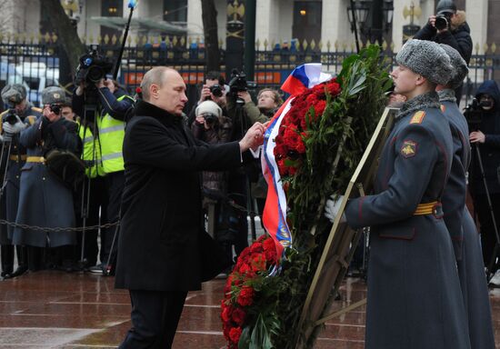 Russian President Vladimir Putin and Prime Minister Dmitry Medvedev lay wreath at Unknown Soldier's Tomb