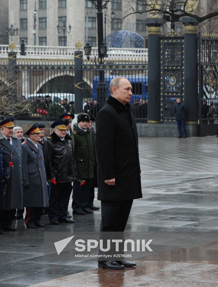 Russian President Vladimir Putin and Prime Minister Dmitry Medvedev lay wreath at Unknown Soldier's Tomb