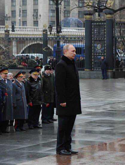 Russian President Vladimir Putin and Prime Minister Dmitry Medvedev lay wreath at Unknown Soldier's Tomb