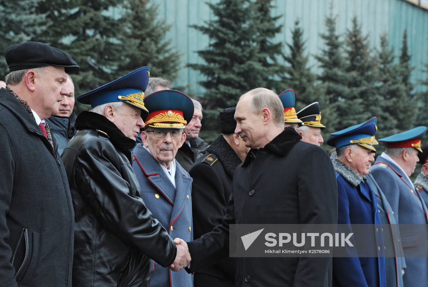 Russian President Vladimir Putin and Prime Minister Dmitry Medvedev lay wreath at Unknown Soldier's Tomb